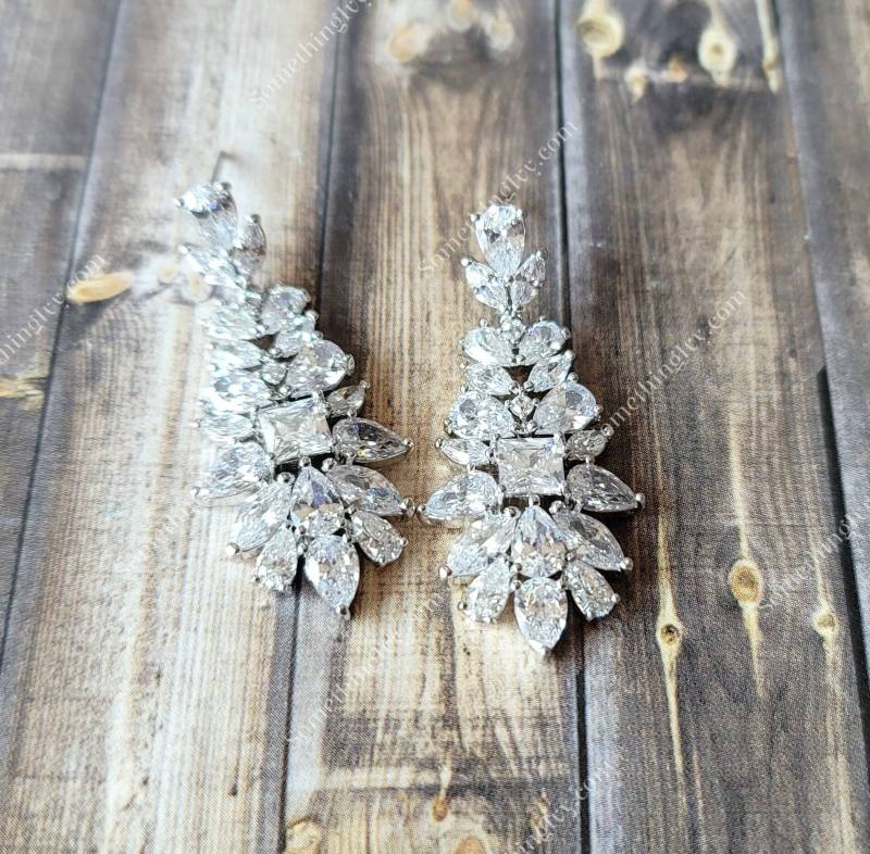 1.75 "Dangle Cluster Strass Ohrringe - Formelle Kleidung Durchbohrt von SomethingIvy