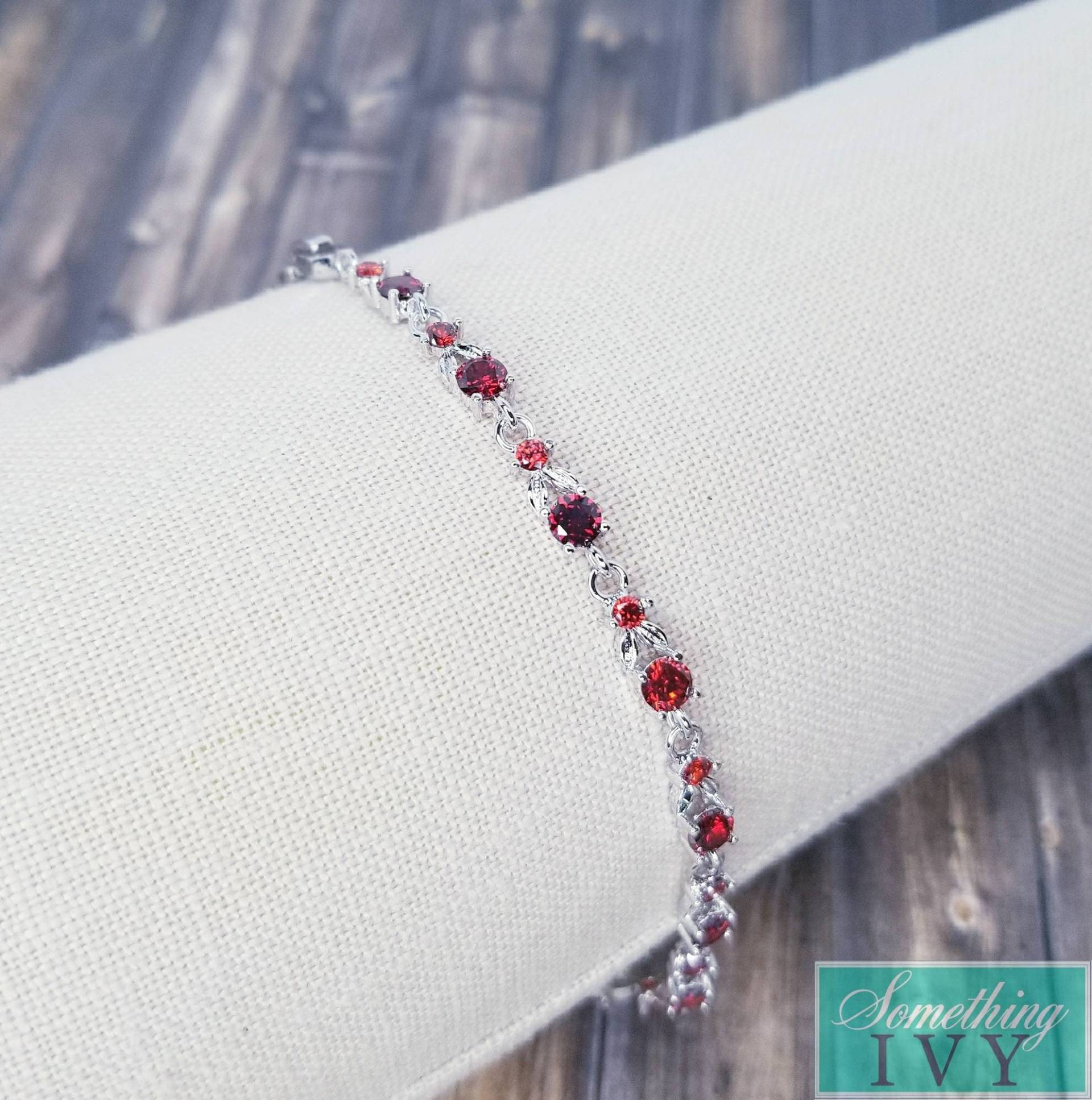 Granatroter Kristallarmband, Rotes Armband, Kastanienbraune Armbänder, Rubinrotes Preiselbeerfarbenarmband von SomethingIvy