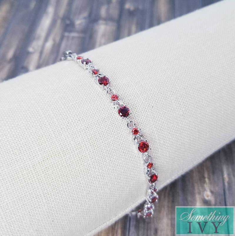 Granatroter Kristallarmband, Rotes Armband, Kastanienbraune Armbänder, Rubinrotes Preiselbeerfarbenarmband von SomethingIvy