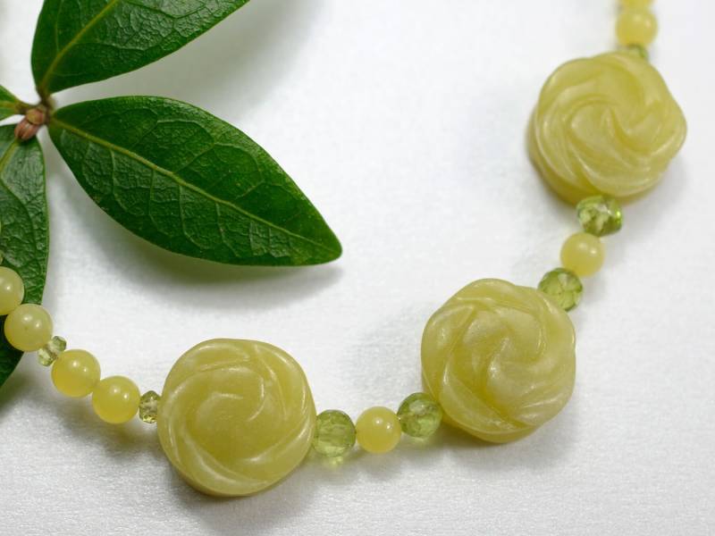 Edelsteinhalskette Mit Serpentin Und Peridot von SommerlichtDesigns