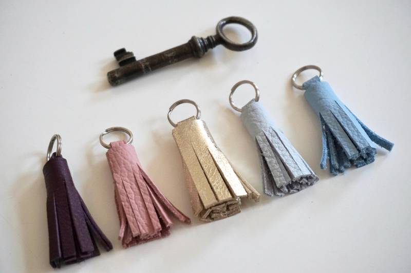 Leder Mini Quasten | Kleine Tassel Schlüsselanhänger Pompom Aus Echtem Silber Rosa Grün Sommersprosse von SommersprosseDesigns