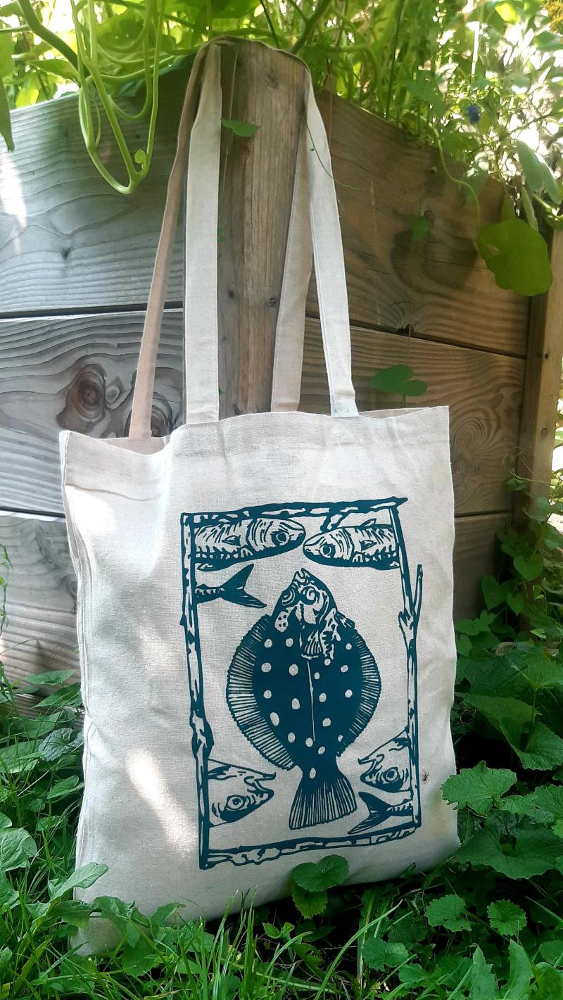 Flunderglück - Stofftasche Mit Fisch Siebdruck | Maritimer Beutel Für Meeresliebhaber & Naturfans Handgemachte Tote Bag Aus Baumwolle von Sommervogelsiebdruck