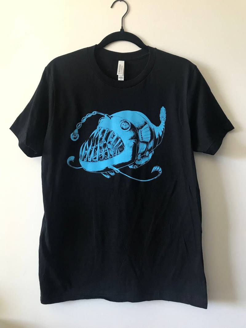 Roboter Angler Fisch T-Shirt - Original Siebdruck Design Laterne Roboter Angler Fisch T-Shirt - Original Siebdruck Design Laterne von SomniaCityShop