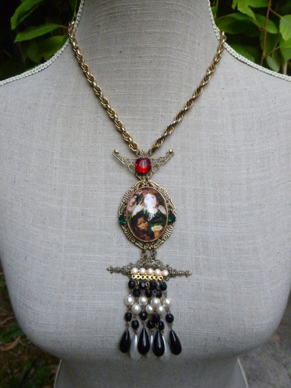 Barocke Kristall-Cabochon-Halskette Und Vintage-Brosche „Die Geliebte" Barocke Kristall-Cabochon-Halskette Und Vintage-Brosche „Die Geliebte" von SonAltessePtipois