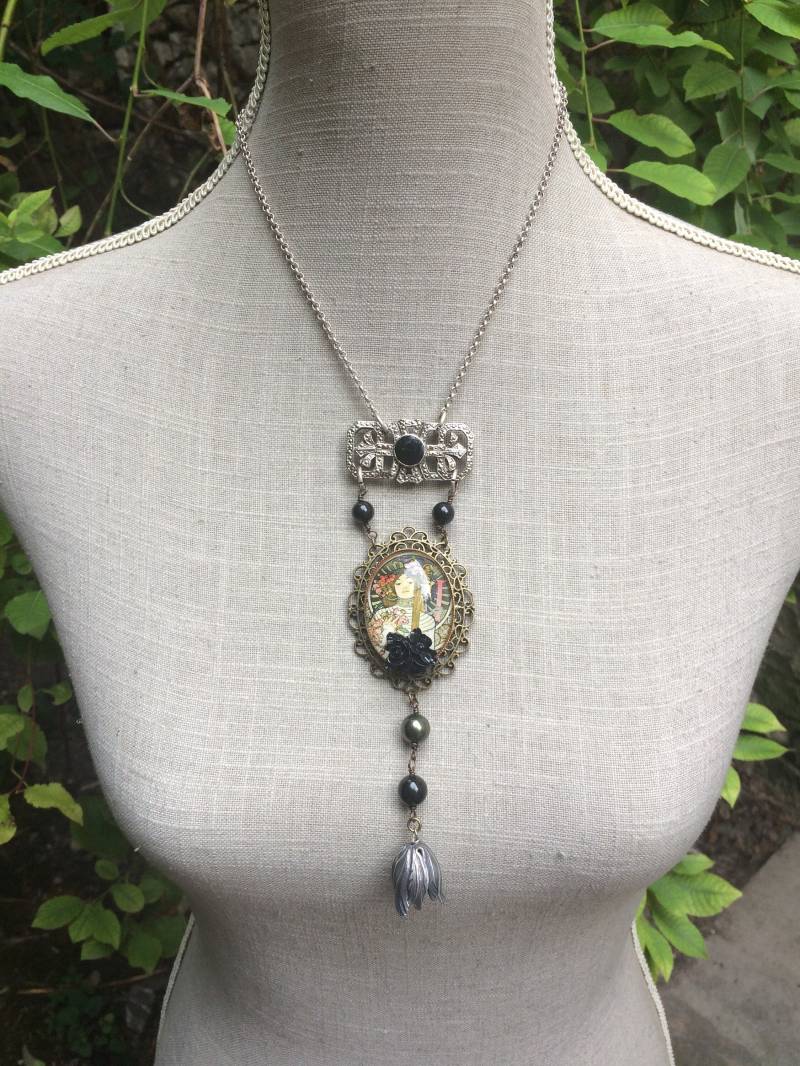 Halsband Halskette Neue Kunst, Silber, Grün, Schwarz Und Grau, Cabochon Mucha "Art Nouveau" Halsband Halskette Neue Kunst, Silber, Grün, Schwarz Und Grau, Cabochon Mucha "Art Nouveau" von SonAltessePtipois