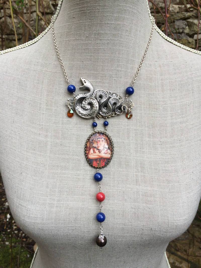 Halskette Sautoir Kunst-Neu, Cabochon, Schlange Und Perlen "Cleopatra" Halskette Sautoir Kunst-Neu, Cabochon, Schlange Und Perlen "Cleopatra" von SonAltessePtipois