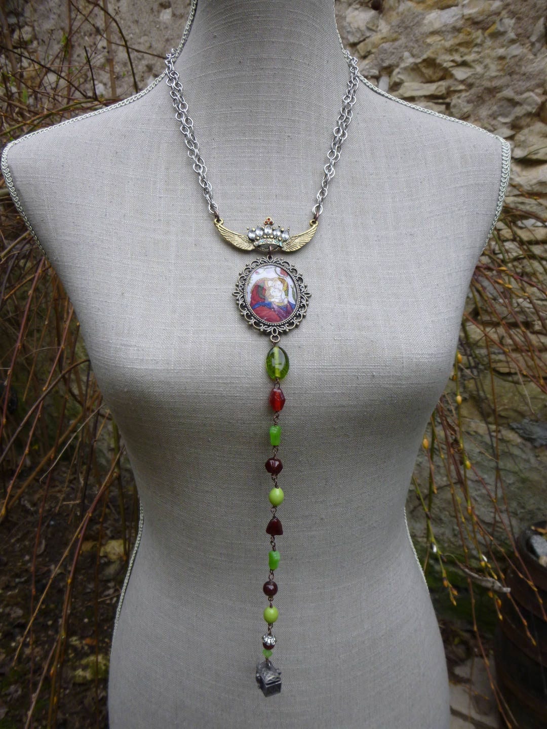 Lange Mittelalterliche Halskette Silber Rot Und Grün Cabochon Perlen "Tristan Iseult" Lange Mittelalterliche Halskette Silber Rot Und Grün Cabochon Perlen "Tristan Iseult" von SonAltessePtipois