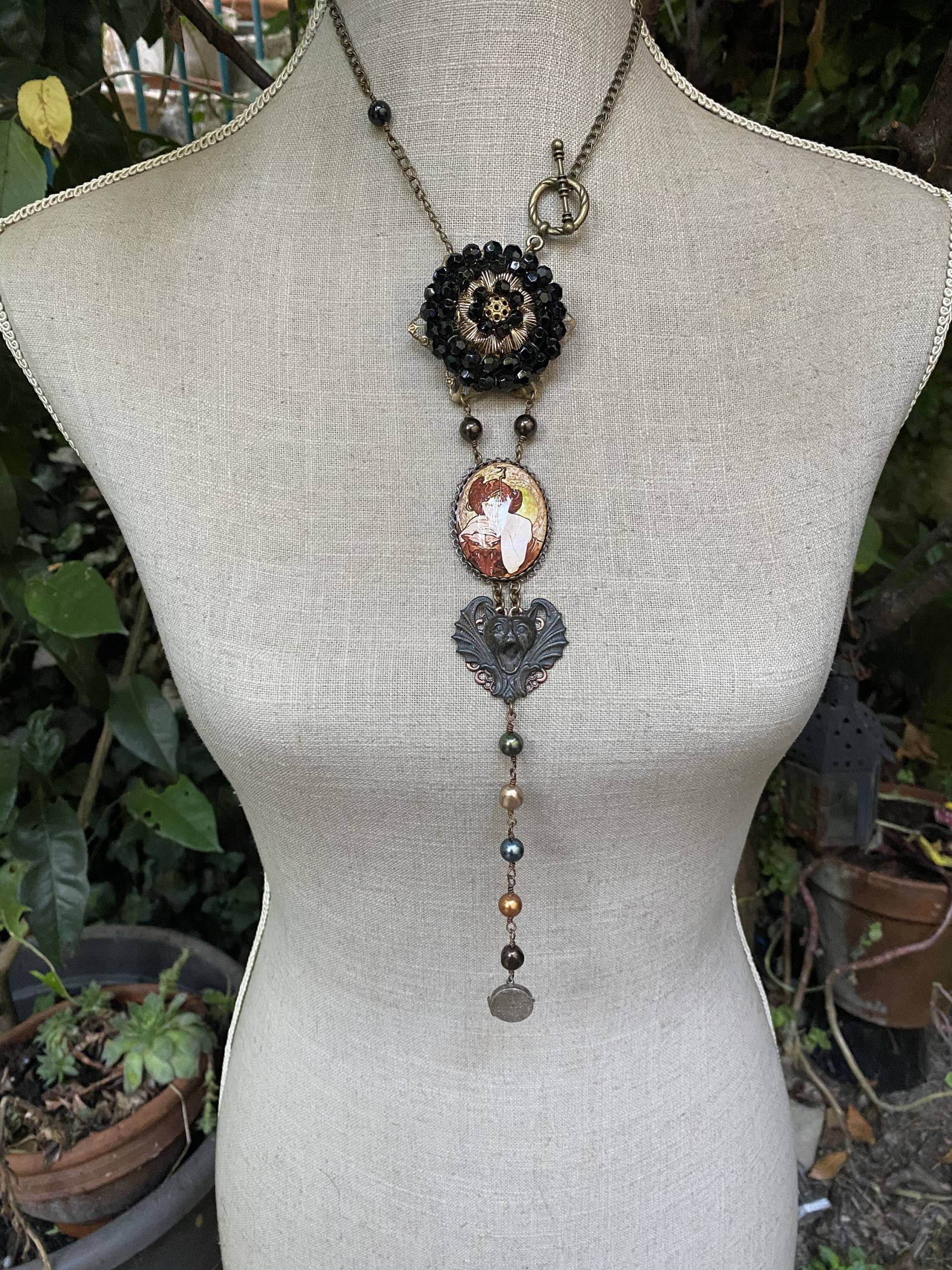 Retro-Feen-Cabochon-Drachen-Halskette Und Antike Brosche „Ex Voto Für Unsere Liebe Frau Der Feen" Retro-Feen-Cabochon-Drachen-Halskette Und Antike Brosche „Ex Voto Für Unsere Liebe Frau Der Feen" von SonAltessePtipois