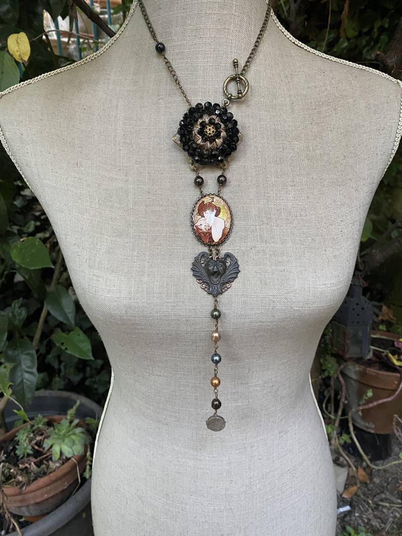 Retro-Feen-Cabochon-Drachen-Halskette Und Antike Brosche „Ex Voto Für Unsere Liebe Frau Der Feen" Retro-Feen-Cabochon-Drachen-Halskette Und Antike Brosche „Ex Voto Für Unsere Liebe Frau Der Feen" von SonAltessePtipois
