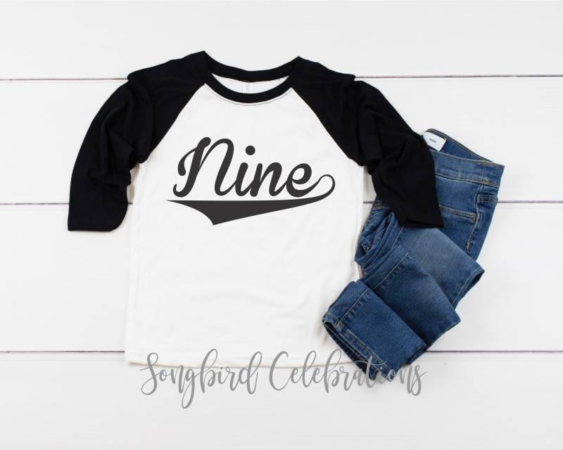 9. Geburtstags-Jungen-Hemd Neunte Neun Wort 9 Shirt Baseball Raglan Jersey Style Personalisierter Name Und Nummer Auf Dem Rücken von SongbirdCelebrations