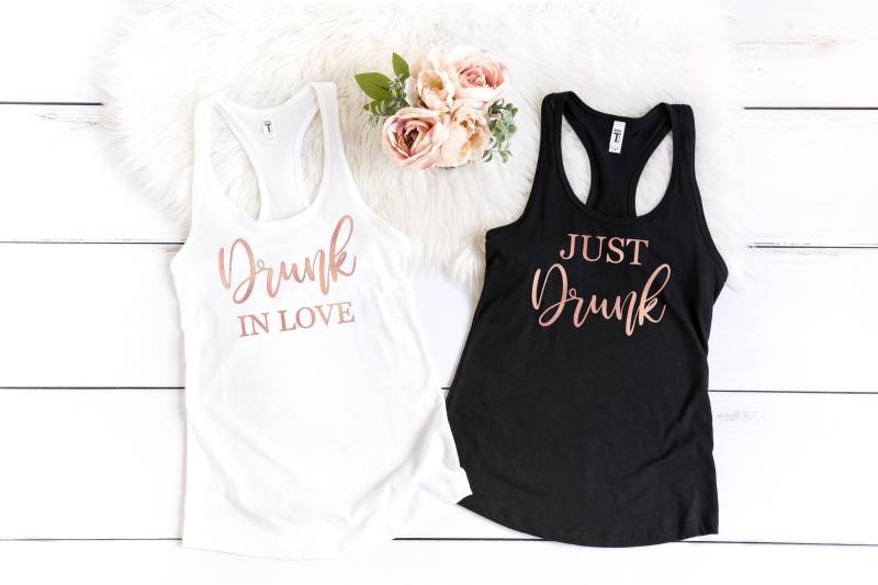 Drunk in Love Just Tank Top Junggesellenabschienen Party Shirt Weiß Schwarz, Rose Gold Racerback Strand Hochzeit Braut Squad Plus Size Drunk in Love Just Tank Top Junggesellenabschienen Party Shirt Weiß Schwarz, Rose Gold Racerback Strand Hochzeit Braut Squad Plus Size von SongbirdCelebrations