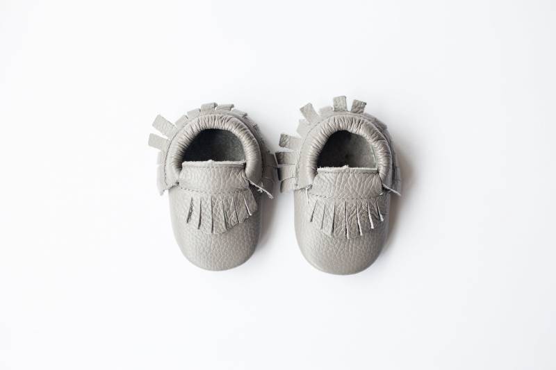 Echtes Leder Grau Fransen Baby Mocs Schuhe Weiche Sohle Kleinkind Mokassins 1. Geburtstag Fotografie von SongbirdCelebrations