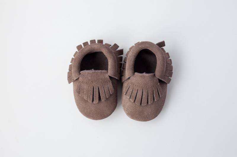 Echtes Leder Wildleder Braun Baby Mocs Schuhe Weiche Sohle Kleinkind Mokassins 1. Geburtstag Fotografie von SongbirdCelebrations