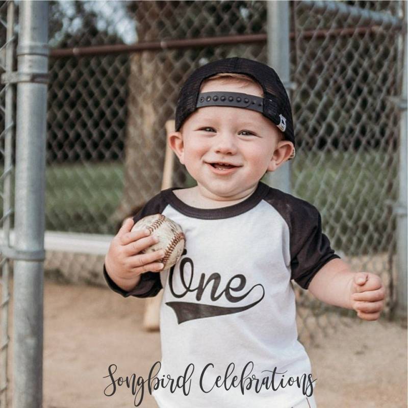 Erster Geburtstag Jungen Baseball Shirt 1. Ein Wort 1 Style Raglan Personalisierte Name Und Nummer Auf Der Rückseite von SongbirdCelebrations