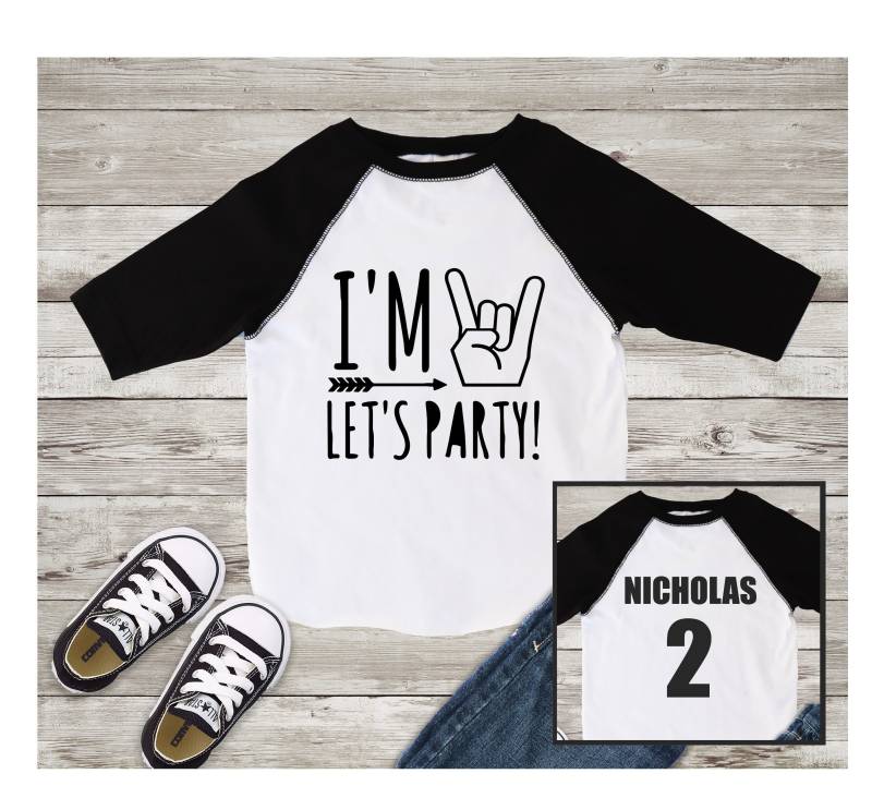 Ich Bin 2 Lasst Uns Feiern Geburtstag Junge Shirt 2. Zwei Let Es Party Rock Auf Baseball-Stil Raglan Jersey Stil Personalisierte Name Ich Bin 2 Lasst Uns Feiern Geburtstag Junge Shirt 2. Zwei Let Es Party Rock Auf Baseball-Stil Raglan Jersey Stil Personalisierte Name von SongbirdCelebrations