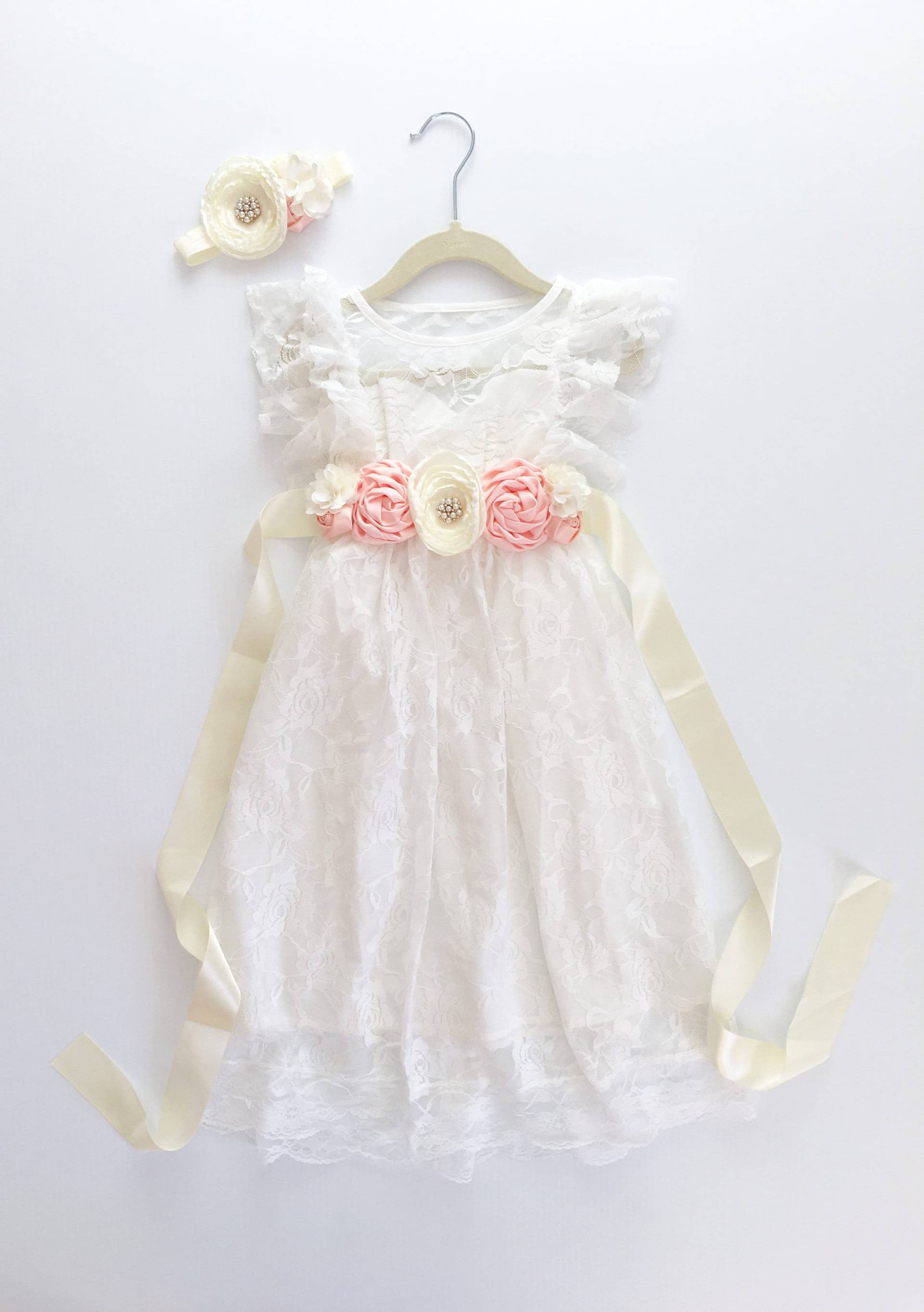 Langes Spitzen Blumenmädchen Kleid Mit Blumen Schärpe Und Passendem Stirnband Cremeweiße Spitze Boho Hochzeit Party Rustikale Country von SongbirdCelebrations