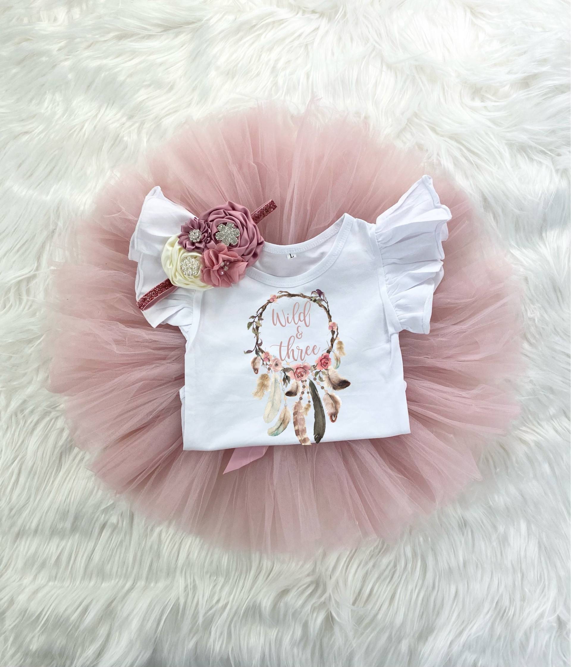 Wild & Three Dreamcatcher 3rd Birthday Girl Mauve Rose Gold Tütü Outfit, Flatterärmel Bodysuit, Vintage Rose, Und Drei Outfit von SongbirdCelebrations