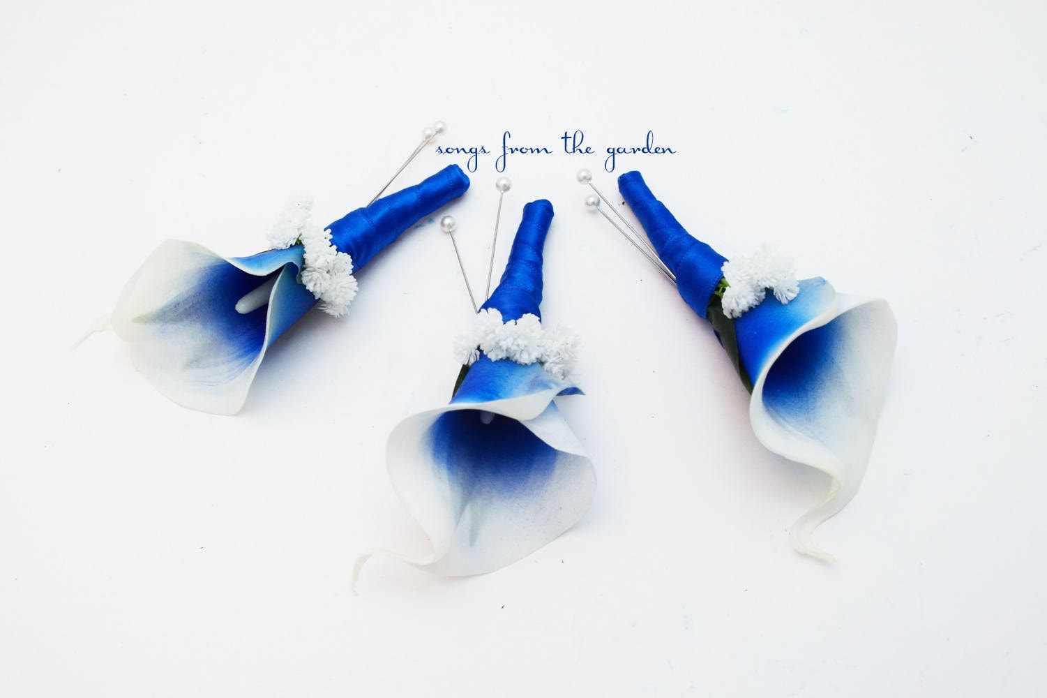 Real Touch Royal Blue Picasso Calla Boutonniere Bräutigam Groomsmen - Passen Sie Ihre Hochzeitsfarben An Hochzeit Abschlussball Real Touch Royal Blue Picasso Calla Boutonniere Bräutigam Groomsmen - Passen Sie Ihre Hochzeitsfarben An Hochzeit Abschlussball von SongsFromTheGarden