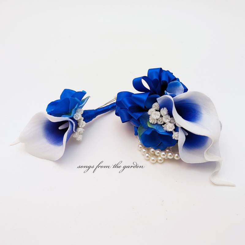 Real Touch Royal Blue Picasso Calla Boutonniere Oder Corsage - Passen Sie Für Ihre Hochzeitsfarben An Hochzeit Abschlussball Und von SongsFromTheGarden