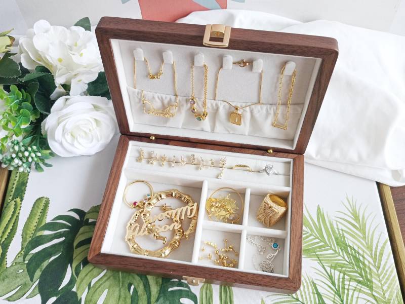 Delicate Walnut Jewelry Box, Personalized Birth Flower Bridal Wedding Travel Custom Birthday Anniversary Gift von Sonhha