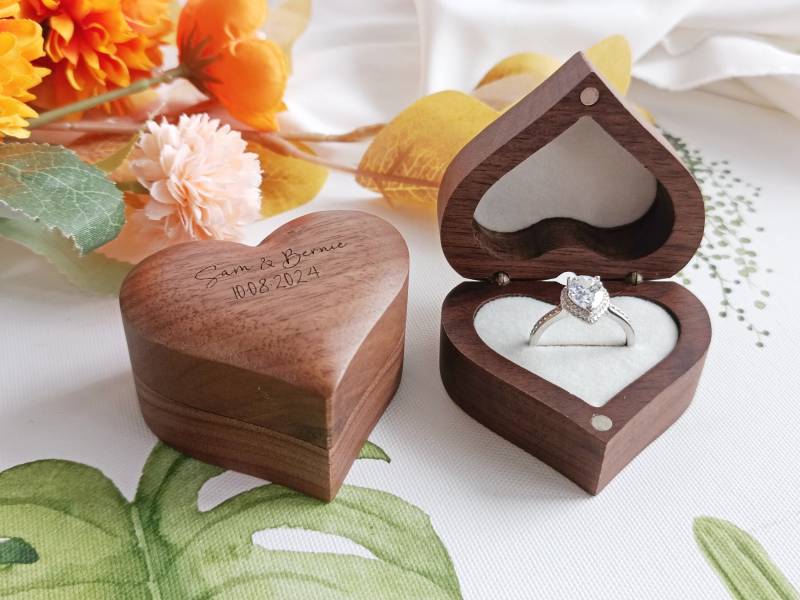 Embossed Heart Ring Box, Personalized Wedding Walnut Custom Engraved Couple Birthday Bride Gift Box von Sonhha