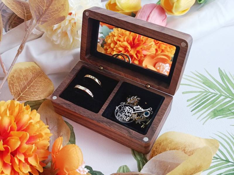 Walnut Jewelry Box With Mirror, Mini Portable Travel Box, Wooden Ring Personalized Engraved Birthday Gift von Sonhha