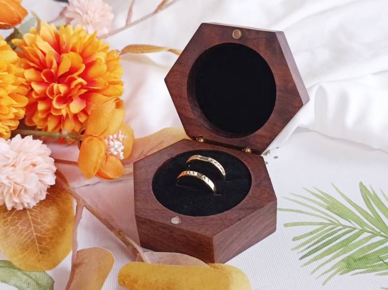 Wedding Ring Box, Walnut Double Slot Hexagonal Personaliezd Birthday Flower Couple Anniversary Gift von Sonhha