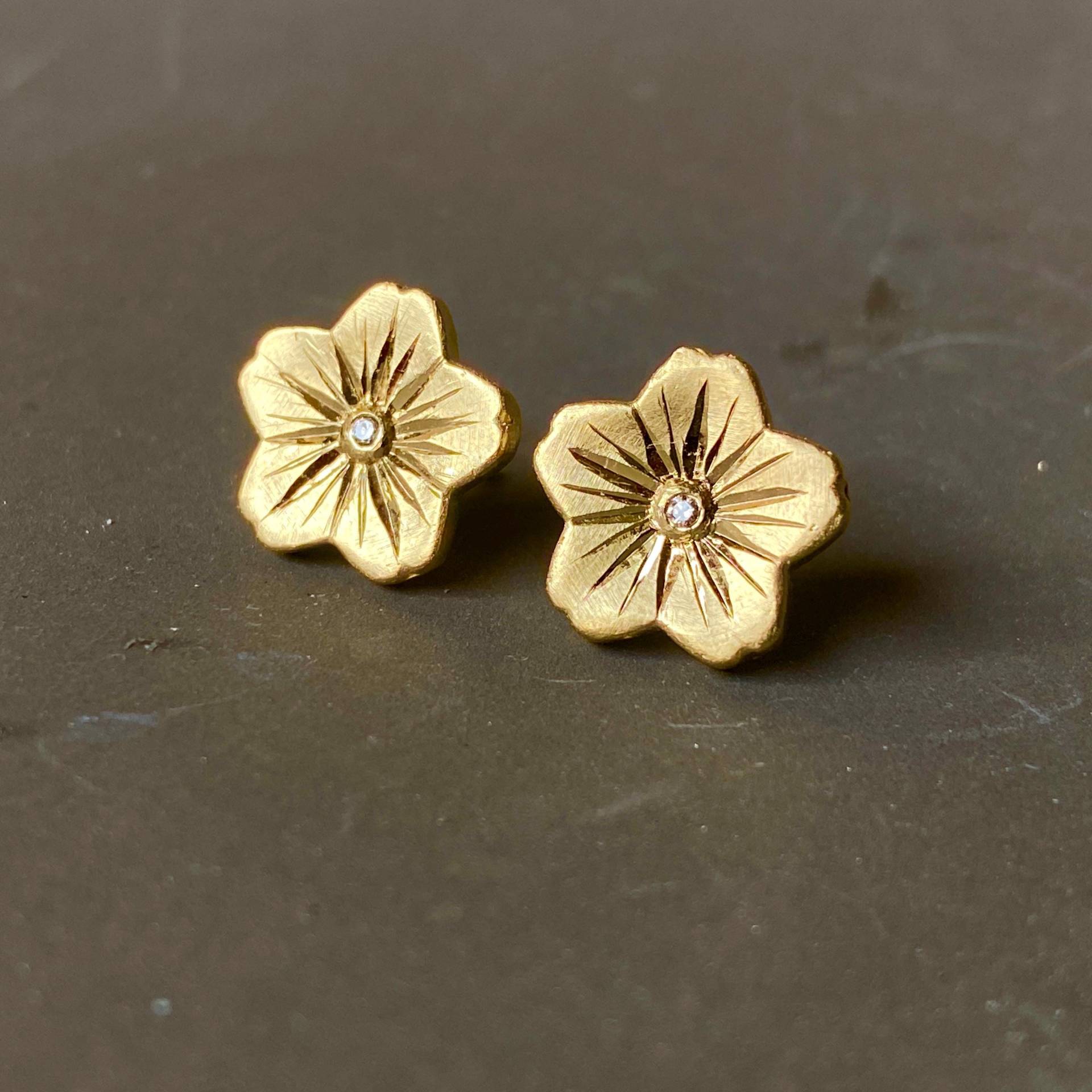 Goldene Blüten Ohrstecker Mit Brillanten Und Handgravur - Silber Goldplattiert von SonjaMariaWetzel