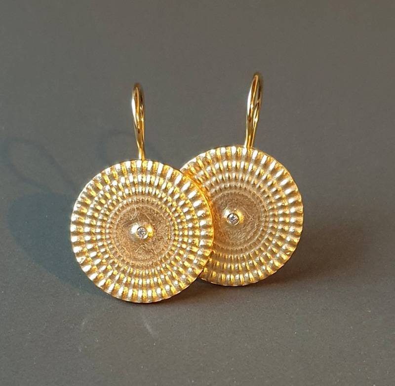 Große Runde Ohrhänger in Silber Goldplattiert Mit Muster Und Brillant Mandala von SonjaMariaWetzel