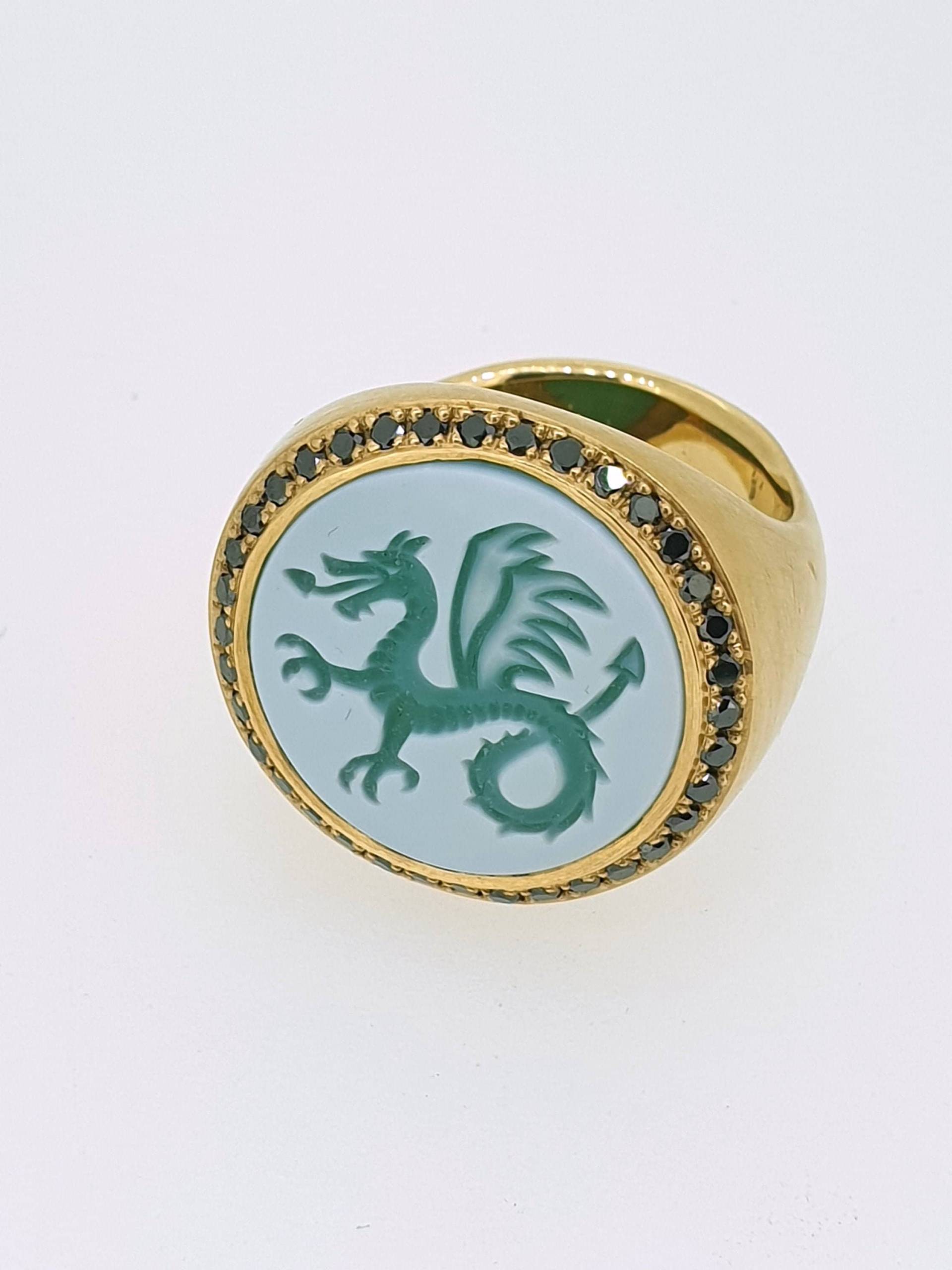 Roségoldring Mit Graviertem Drachen in Lagenachat Und Schwarzen Brillanten von SonjaMariaWetzel