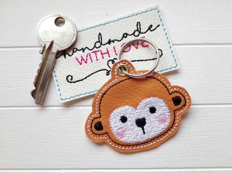 Affe Schlüsselanhänger Gestickt, Braunes Kunstleder, Anhänger Rucksack Taschenbaumler Geschenk Schulanfang von SonnenGlueck