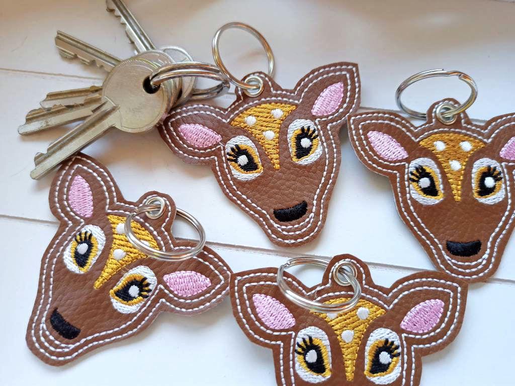 Anhänger Reh Taschenbaumler Gestickt, Kunstleder Schlüsselanhänger, Rucksackanhänger von SonnenGlueck
