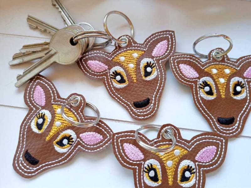 Anhänger Reh Taschenbaumler Gestickt, Kunstleder Schlüsselanhänger, Rucksackanhänger von SonnenGlueck