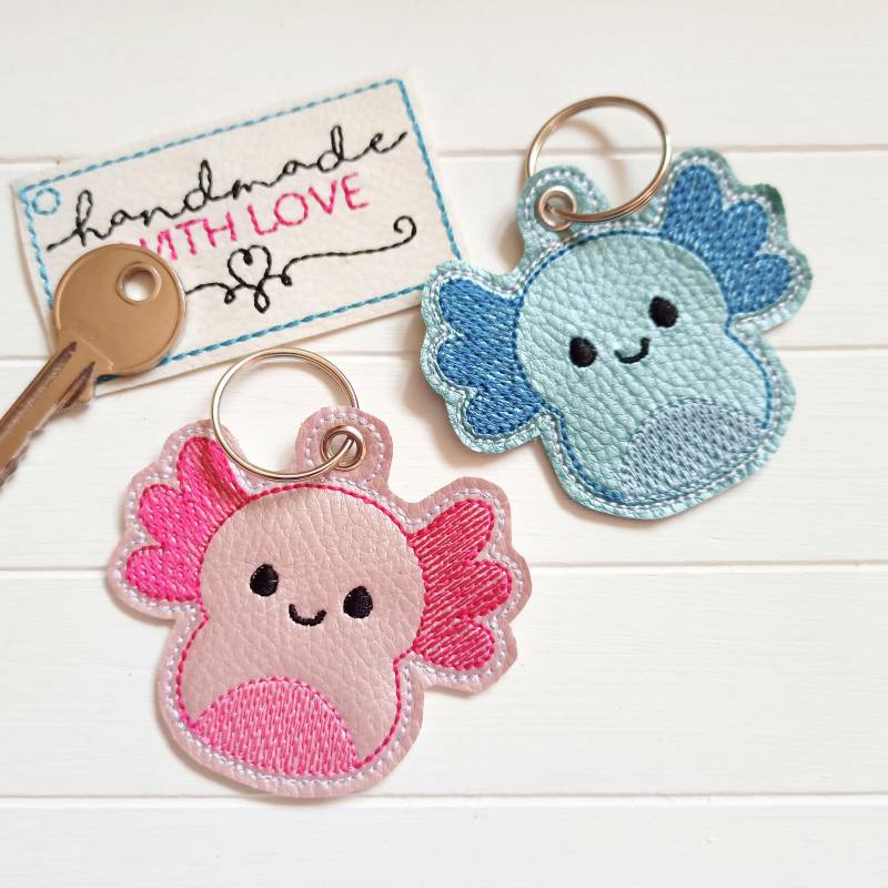 Axolotl Anhänger Gestickt, Veganes Kunstleder Schlüsselanhänger, Taschenbaumler Zipper Geschenk von SonnenGlueck
