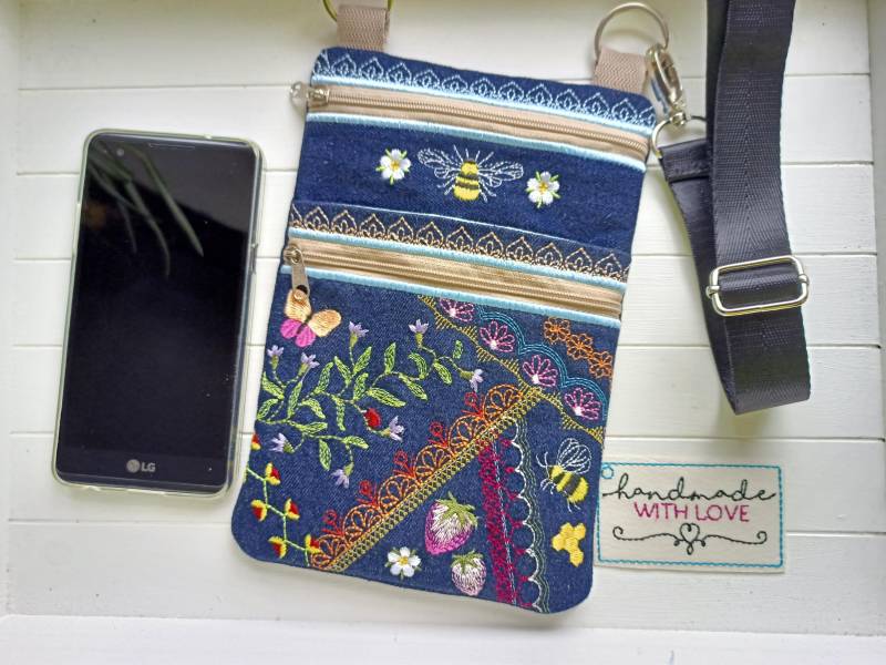 Bestickte Kleine Jeans Umhängetasche, 3 Fächer, Upcycling Festival Schultertasche, Handytasche Zum Umhängen Ostergeschenk von SonnenGlueck