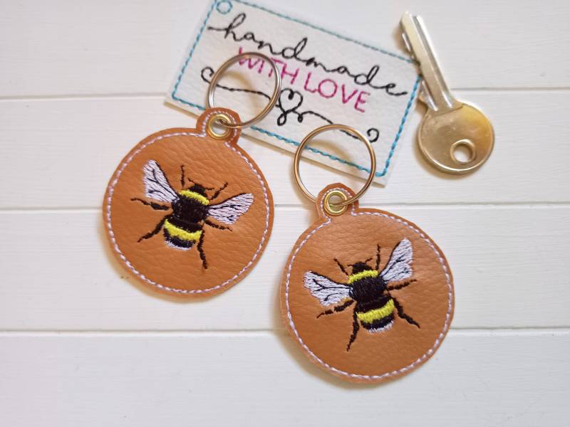 Biene Hummel Schlüsselanhänger Gestickt, Veganes Kunstleder Anhänger Rucksack Taschenbaumler Geschenk Imker von SonnenGlueck