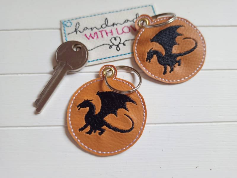Drache Schlüsselanhänger Gestickt Veganes Kunstleder Anhänger Rucksack Taschenbaumler Geschenk Mittelalter von SonnenGlueck