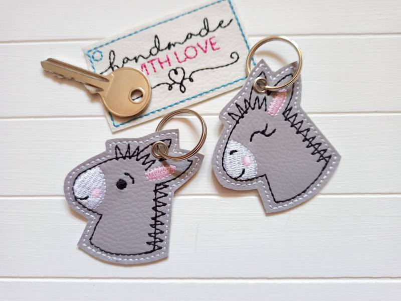 Esel Schlüsselanhänger, Veganes, Graues Kunstleder Bestickt, Taschenbaumler Anhänger Rucksack von SonnenGlueck