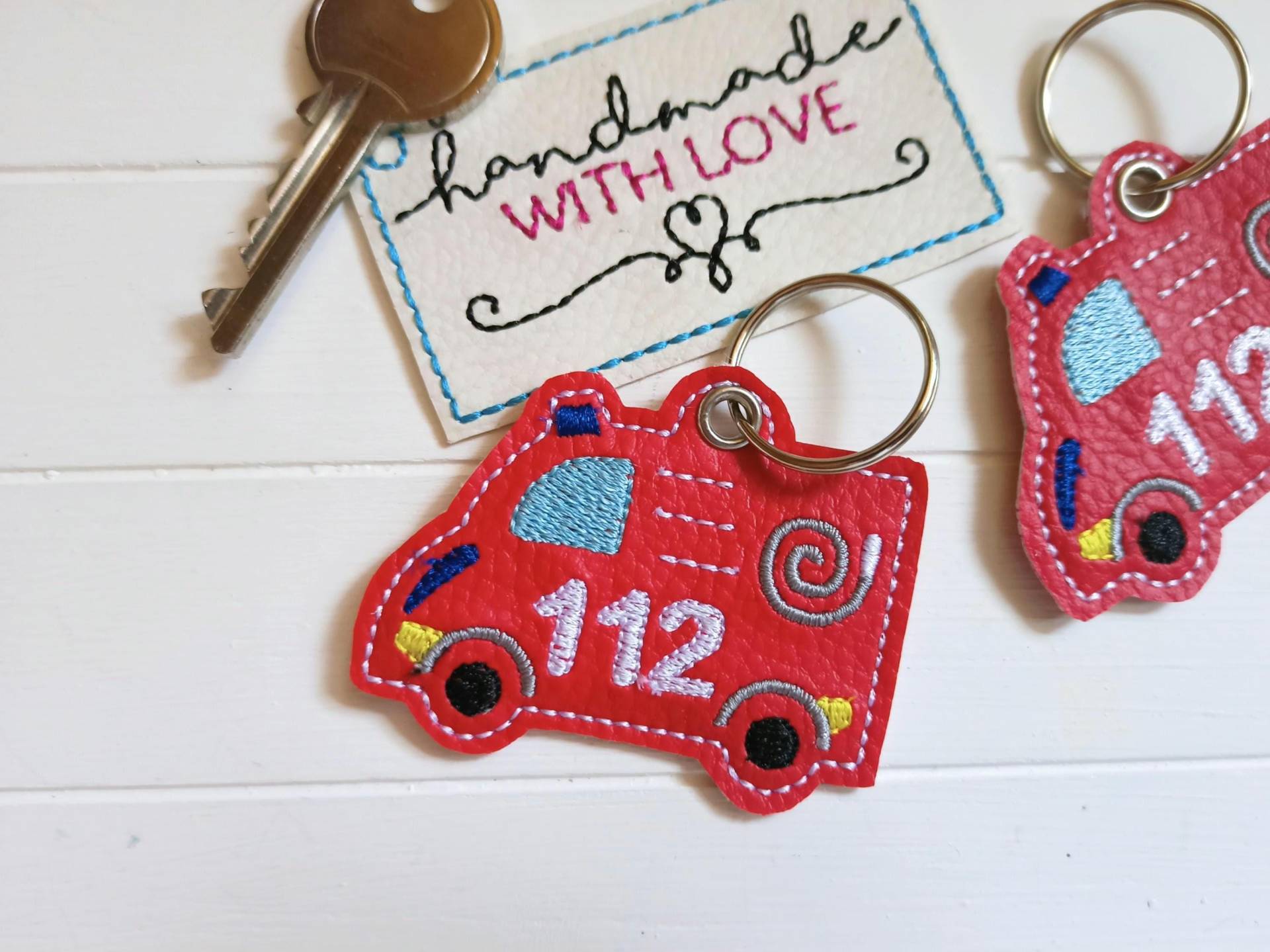 Feuerwehrauto Schlüsselanhänger Notruf Gestickt, Rotes Kunstleder, Anhänger Notfalltasche Rucksack Zipper Taschenbaumler Geschenk von SonnenGlueck