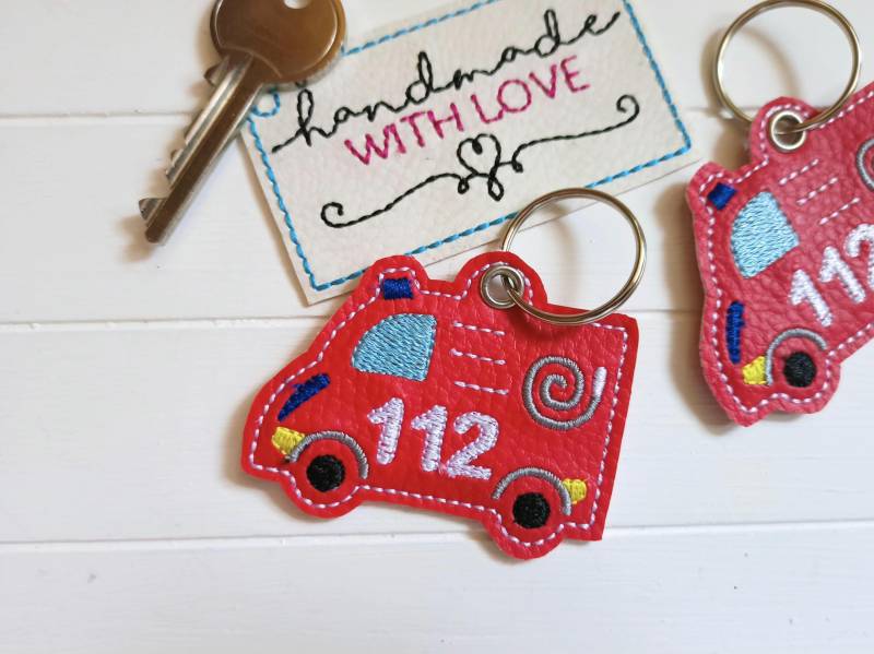 Feuerwehrauto Schlüsselanhänger Notruf Gestickt, Rotes Kunstleder, Anhänger Notfalltasche Rucksack Zipper Taschenbaumler Geschenk von SonnenGlueck