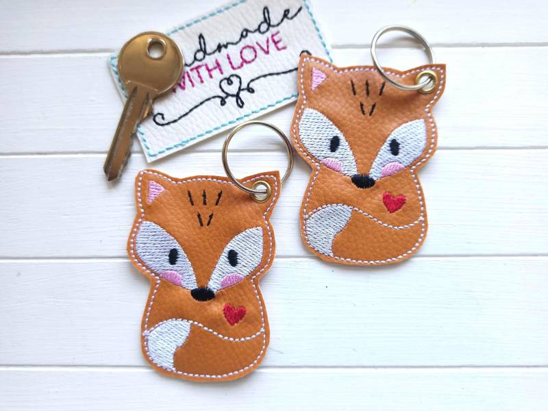 Fuchs Schlüsselanhänger Gestickt, Braunes Kunstleder, Rucksack Anhänger Geschenk Junge von SonnenGlueck