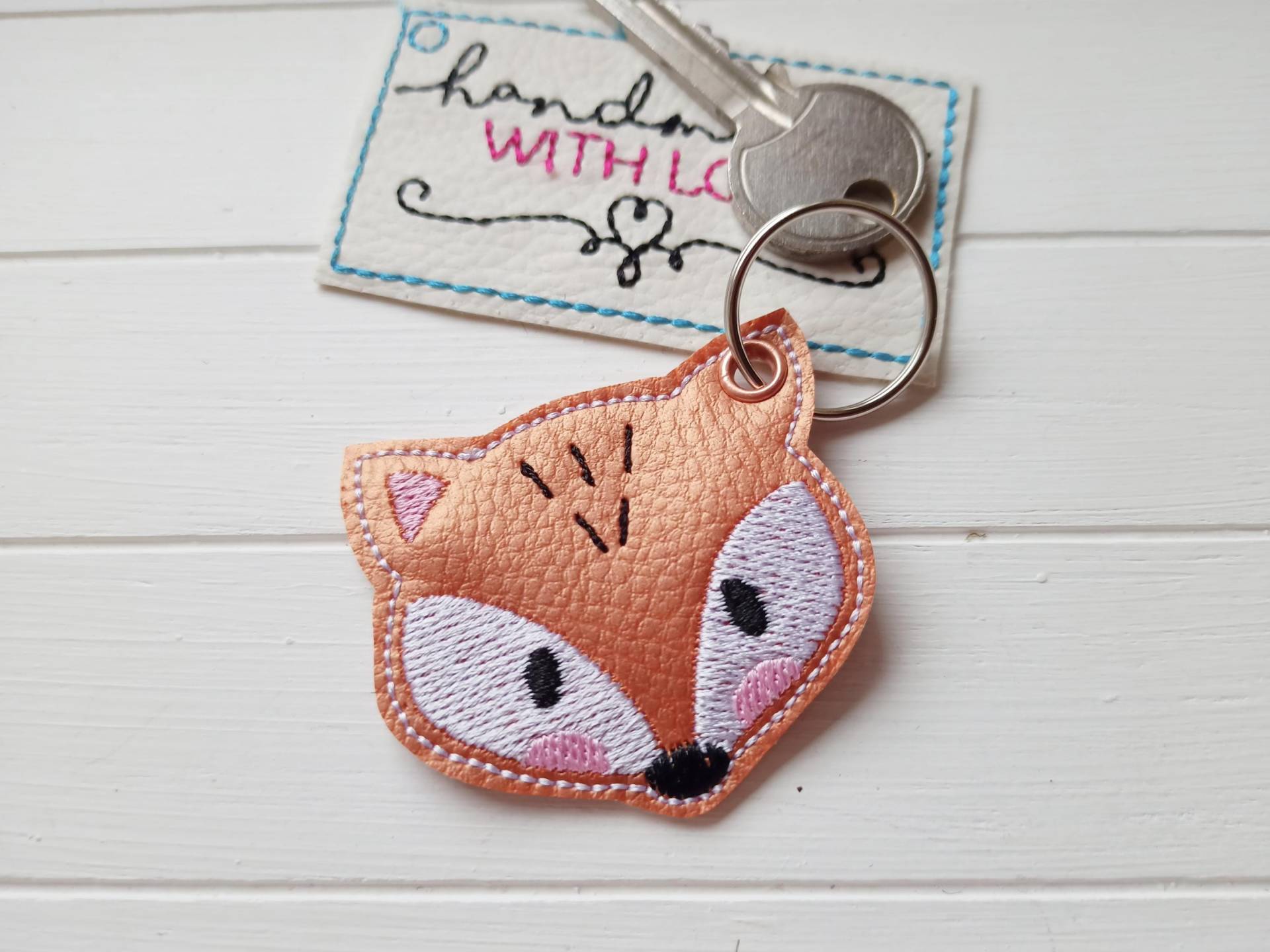 Fuchs Schlüsselanhänger Gestickt, Kupfer Farbenem Kunstleder, Taschenbaumler Geschenk Rucksack Anhänger Einschulung Adventskalender von SonnenGlueck