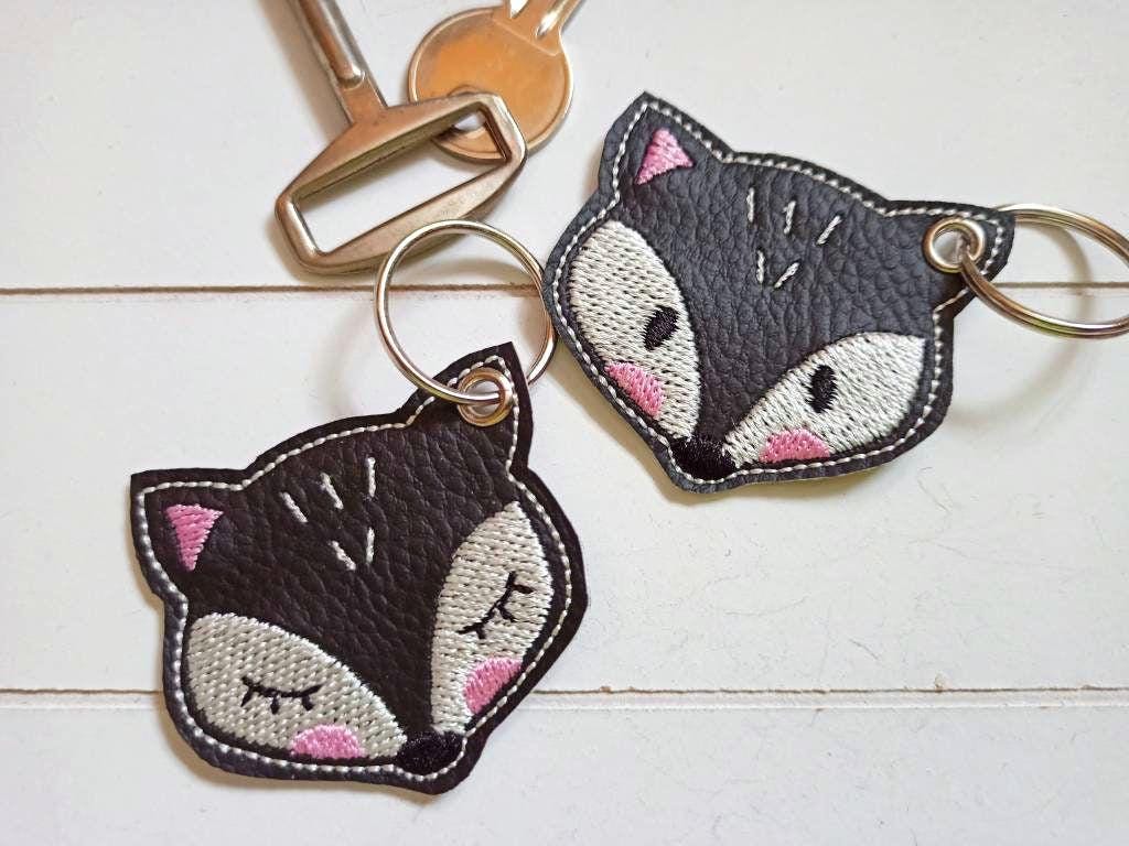 Fuchs Schlüsselanhänger Gestickt, Schwarzes Kunstleder, Taschenbaumler Geschenk Rucksack Anhänger Einschulung von SonnenGlueck