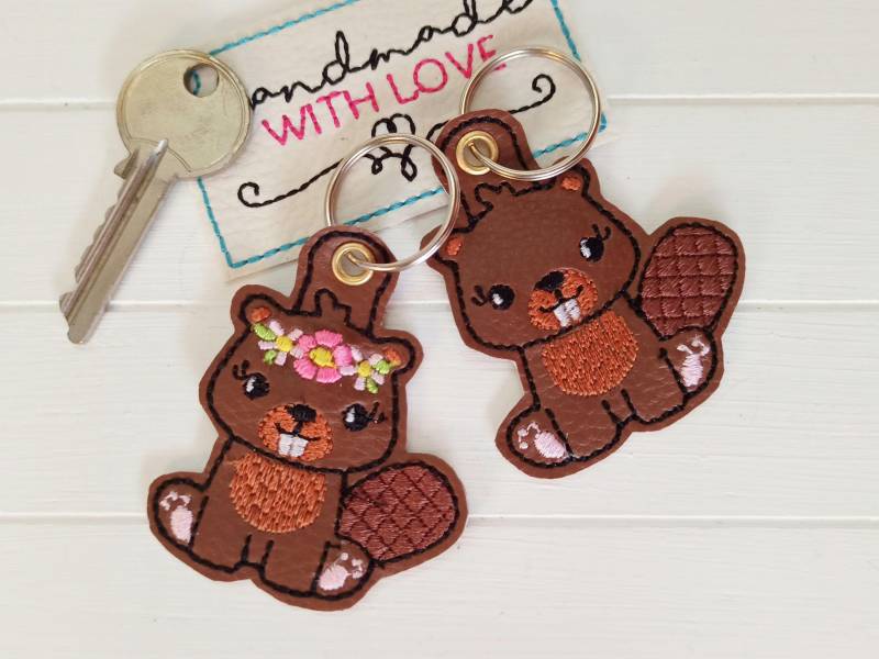 Biber Schlüsselanhänger Gestickt, Kunstleder Taschenbaumler, Brauner Rucksackanhänger von SonnenGlueck