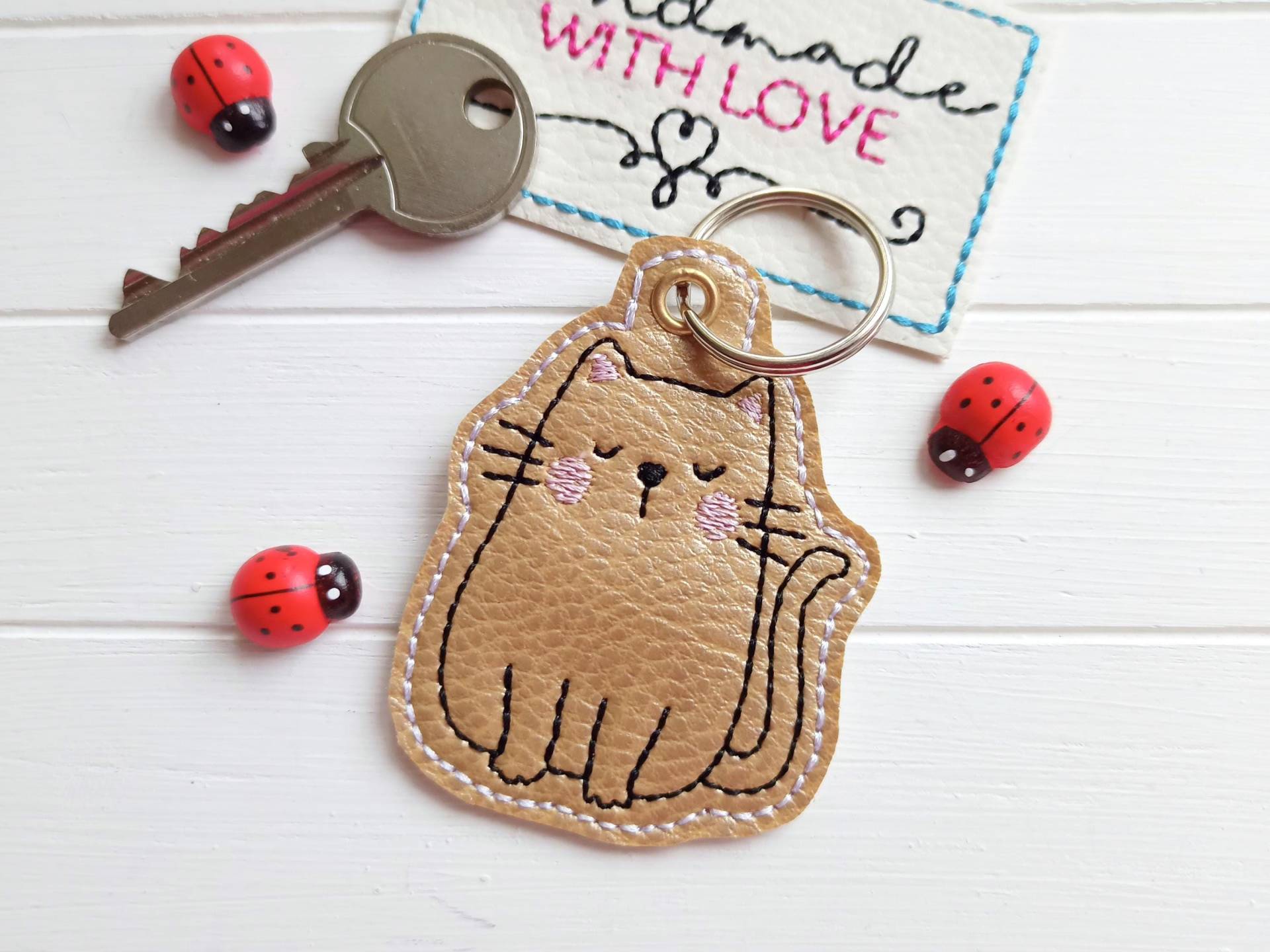 Glückskatze Schlüsselanhänger Katze Gestickt Kunstleder Gold, Glücksbringer Anhänger Neujahr Geschenk von SonnenGlueck