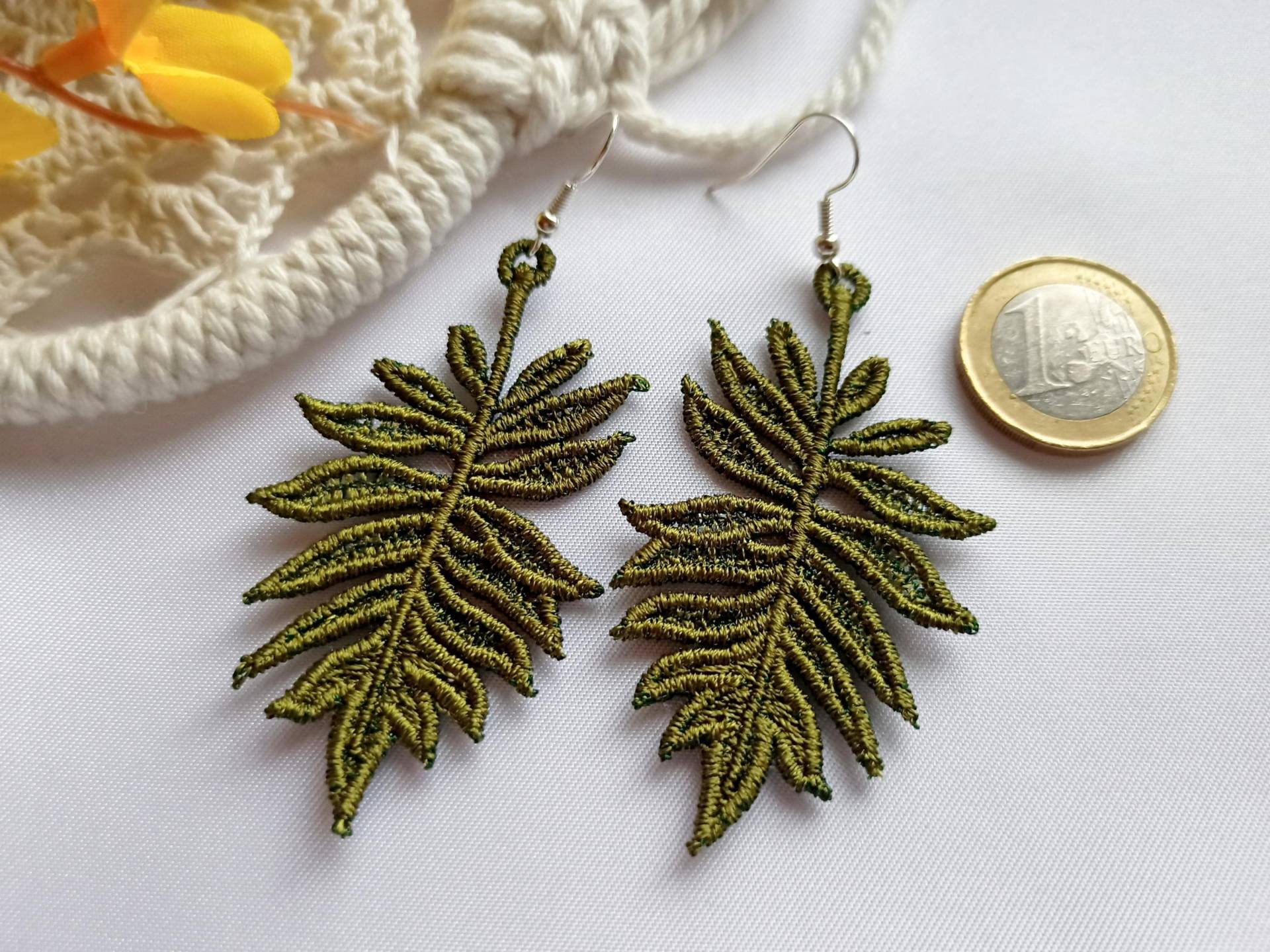 Große Ohrringe Khaki Grün Gestickt, Blatt Leicht, Spitze Lace, Boho Sommer Schmuck Große Ohrringe Khaki Grün Gestickt, Blatt Leicht, Spitze Lace, Boho Sommer Schmuck von SonnenGlueck
