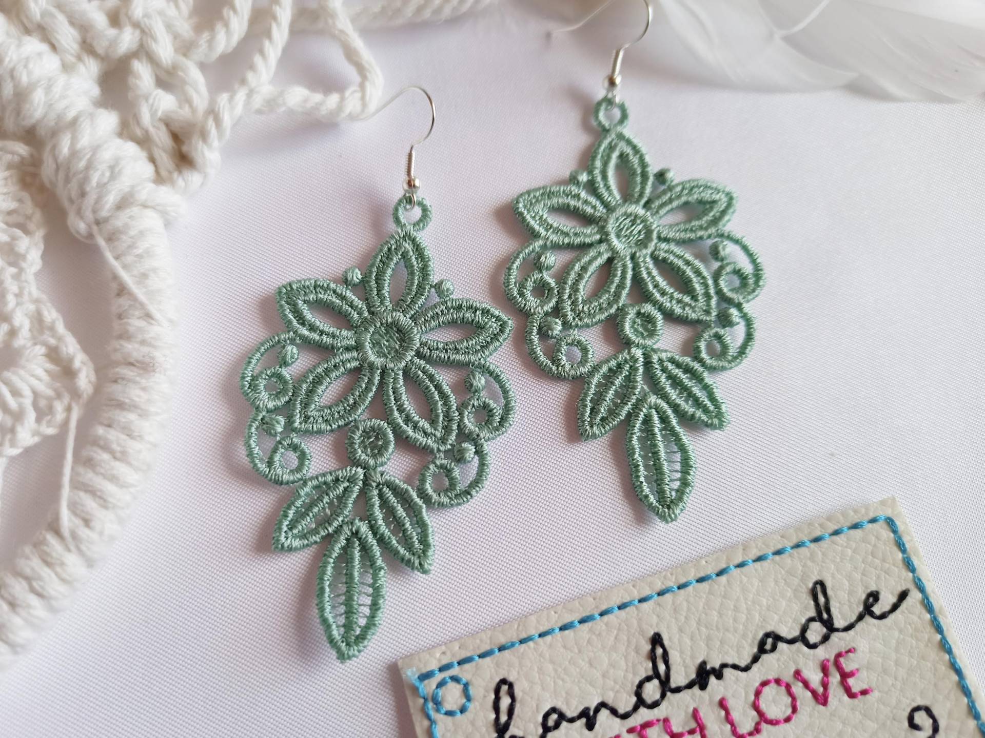 Große Spitzen Ohrringe Meeresgrün, Groß Und Leicht, Gestickt, Lace Hängeohrringe Frühling von SonnenGlueck