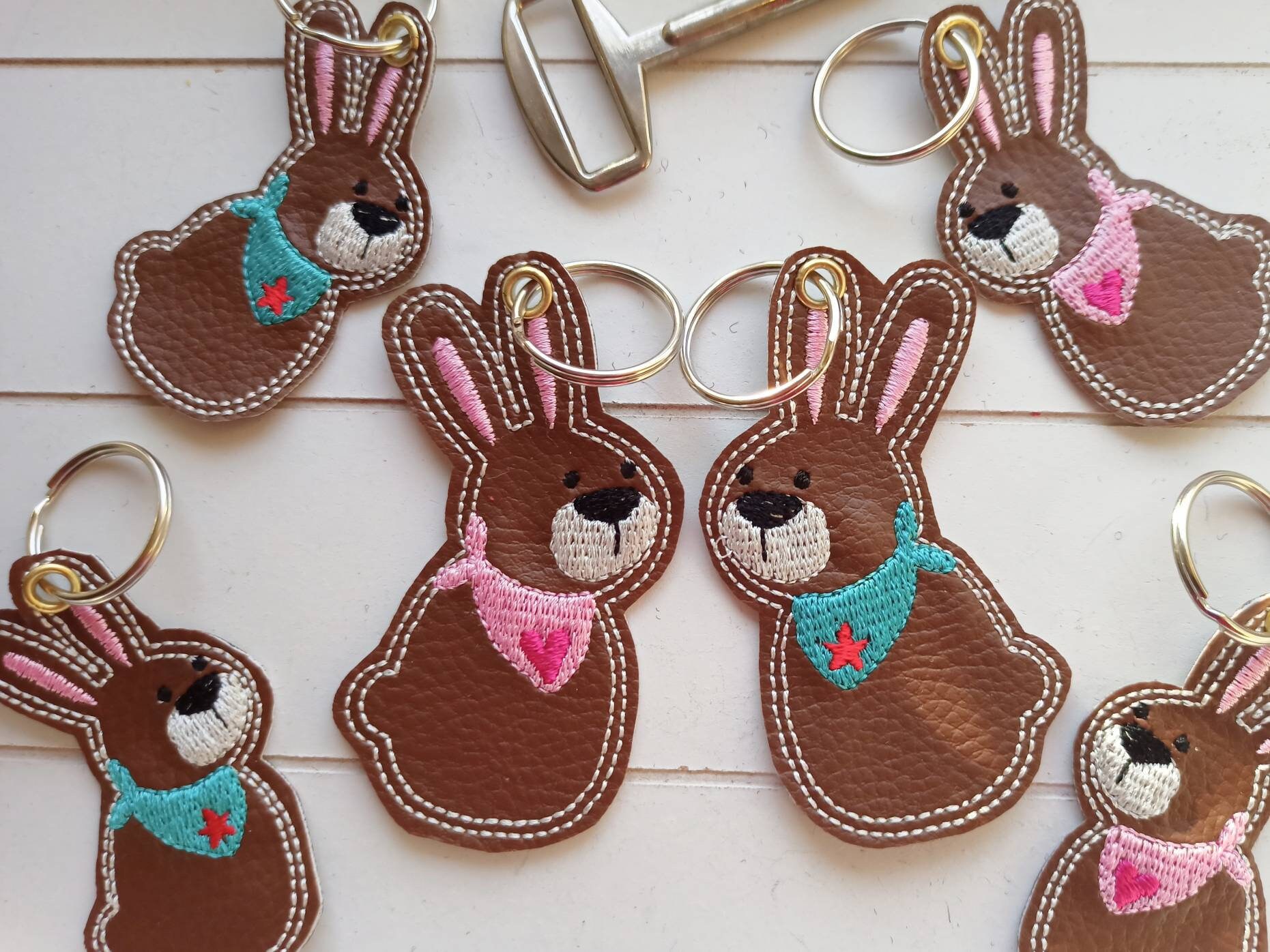 Hase Schlüsselanhänger Taschenbaumler Auf Kunstleder Gestickt, Kaninchen Geschenk Ostern, Rucksack Anhänger von SonnenGlueck