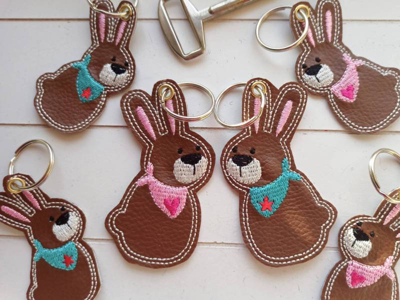 Hase Schlüsselanhänger Taschenbaumler Auf Kunstleder Gestickt, Kaninchen Geschenk Ostern, Rucksack Anhänger von SonnenGlueck