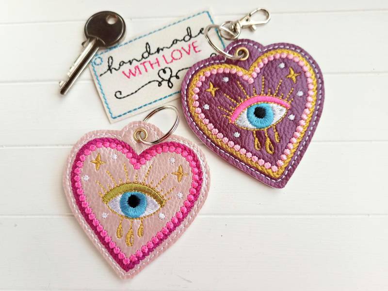 Heiliges Herz Anhänger Gestickt, Rosa Oder Lila, Kunstleder, Rückspiegel Schlüsselanhänger Taschenbaumler von SonnenGlueck